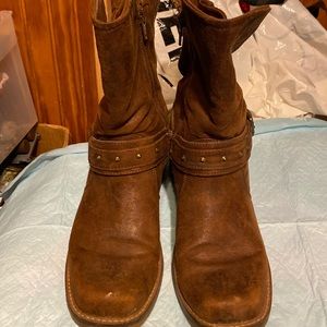 Women’s boots size 8, medium